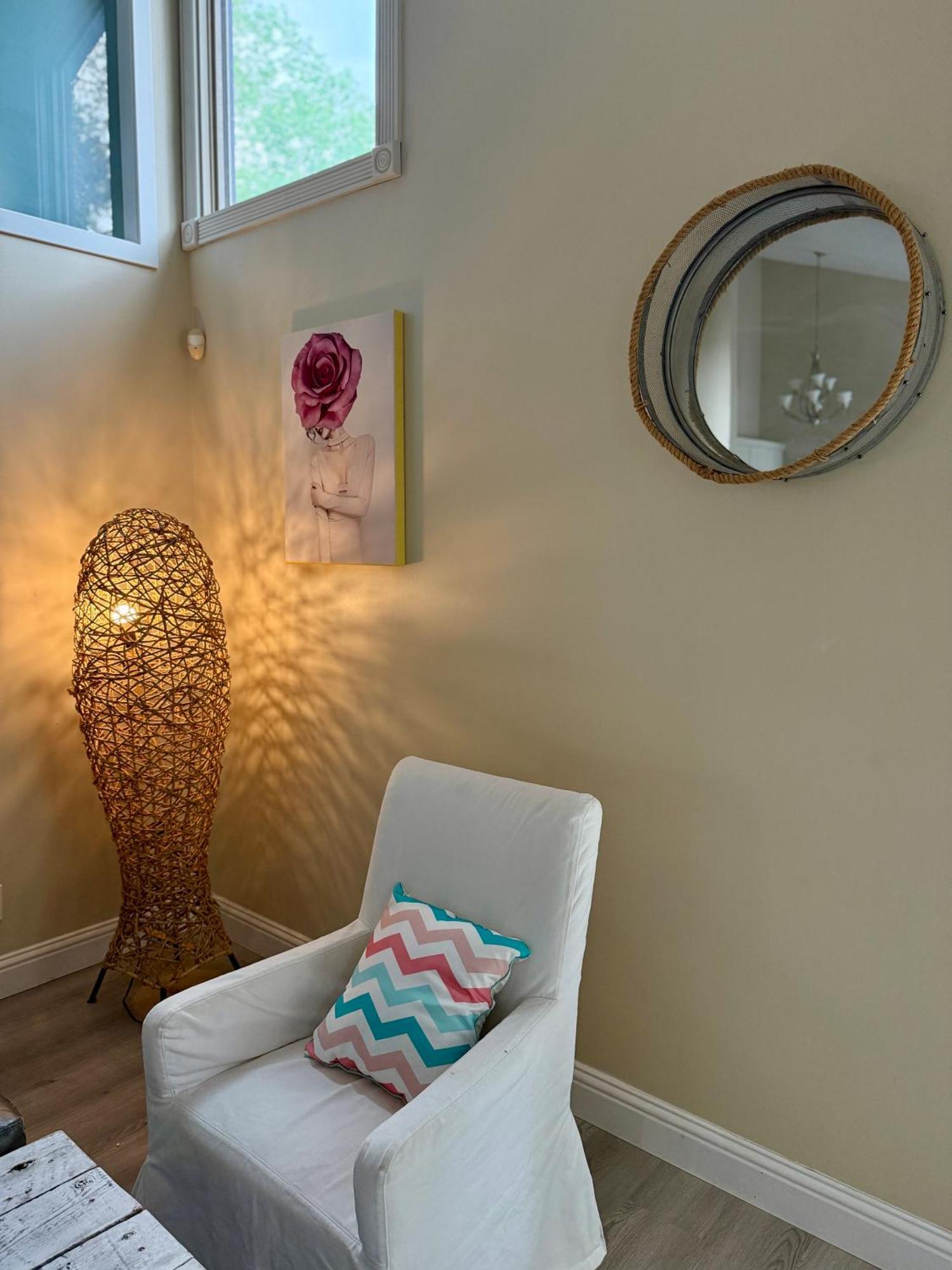 Gorgeous House&30 Second Bus Station Close C-Train& Free Parking YYC Exterior foto